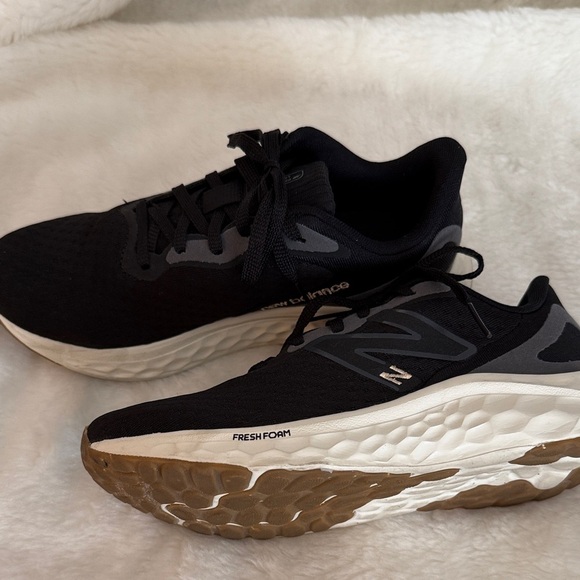 New Balance Arishi Fresh Foam  Black and White Athletic Shoes - Picture 4 of 10